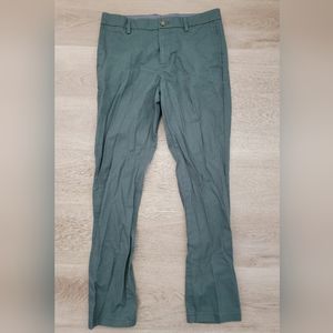 Old Navy Slim Ultimate Built-In Flex Chino Pants (size 33x32)